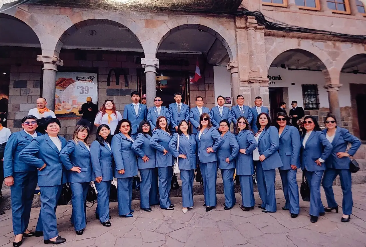 Docentes y personal del CETPRO Juan Tomás Tuyro Túpac Inca en Cusco