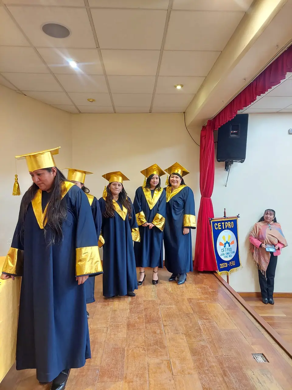 Estudiantes del CETPRO con toga y birrete en la ceremonia de titulación