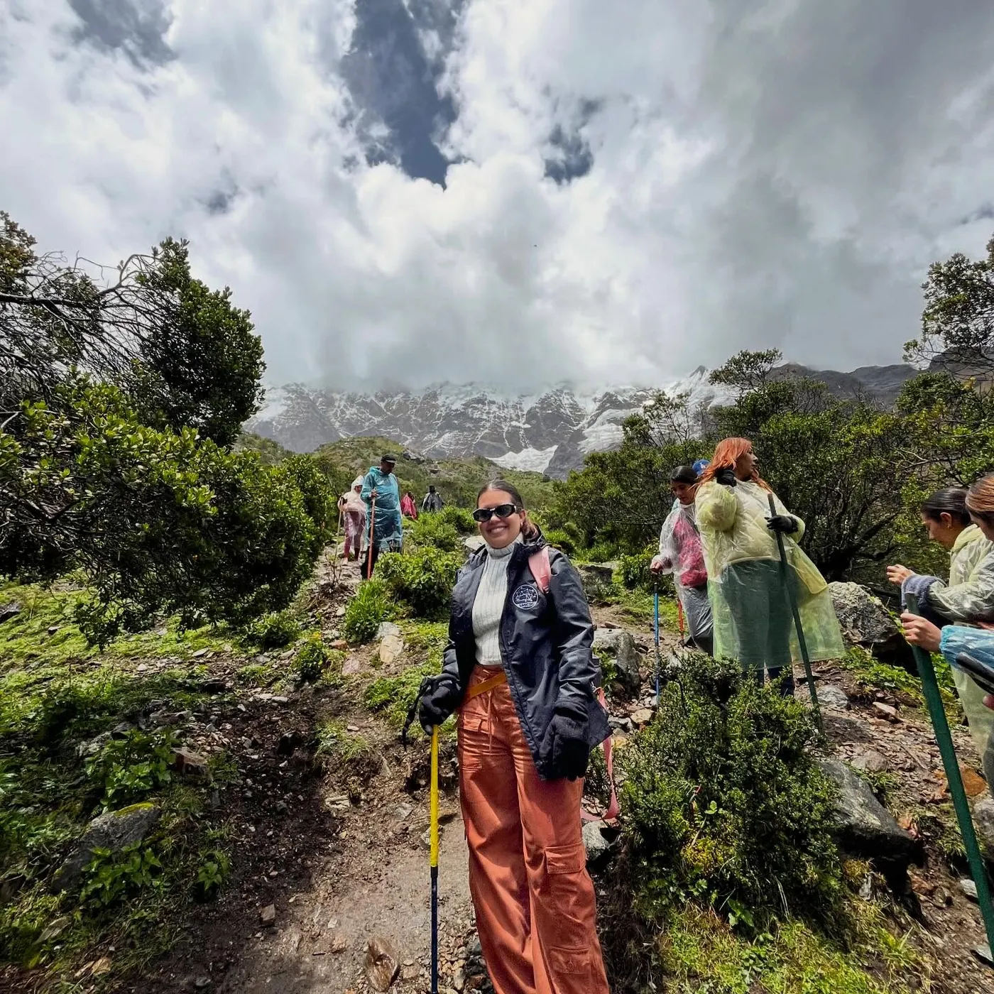 Viajeros de Machupicchu Empire caminando por los Andes