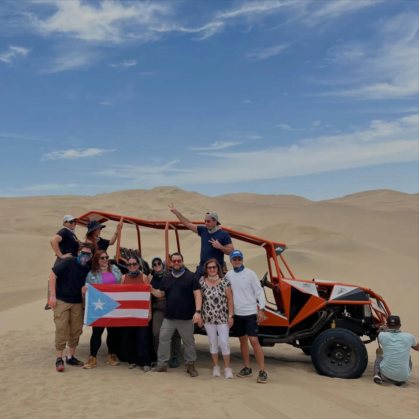 Viajeros en un tubular 4x4 en las dunas de Huacachina