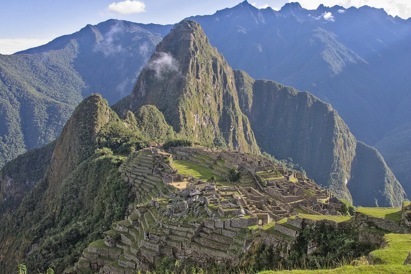 Ciudadela de Machu Picchu con la montaña Huayna Picchu al fondo