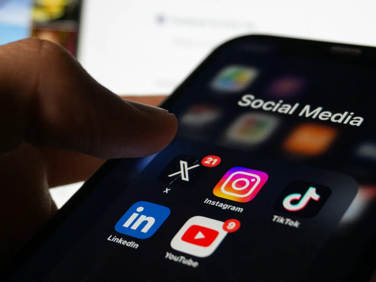 Celular con aplicaciones de redes sociales