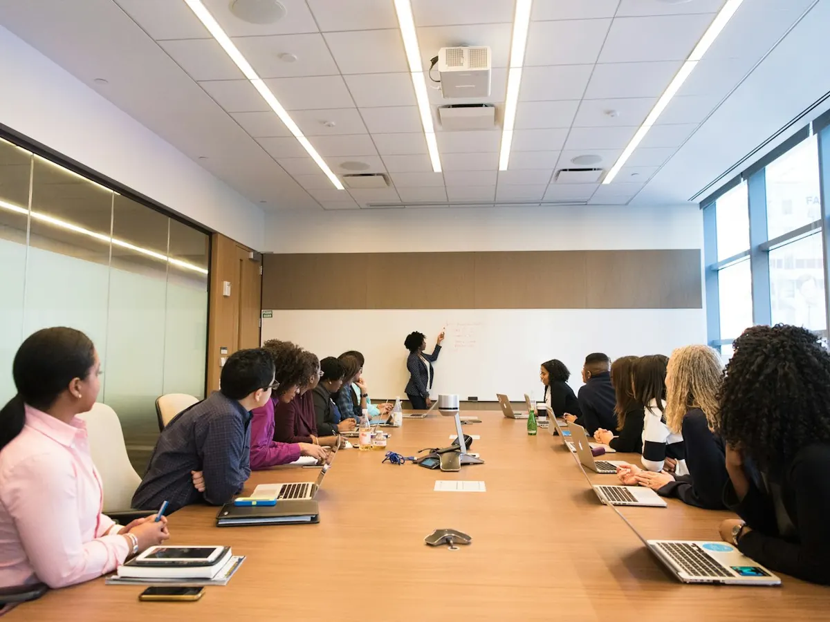 Reunión de trabajo en una sala de empresa
